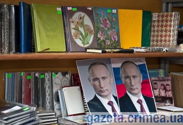 В симферопольские магазины завезли портреты Путина и карту России – без Крыма. Фоторепортаж