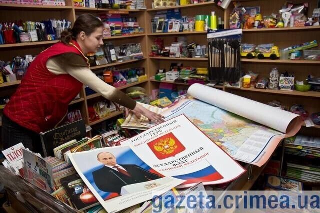 В симферопольские магазины завезли портреты Путина и карту России – без Крыма. Фоторепортаж
