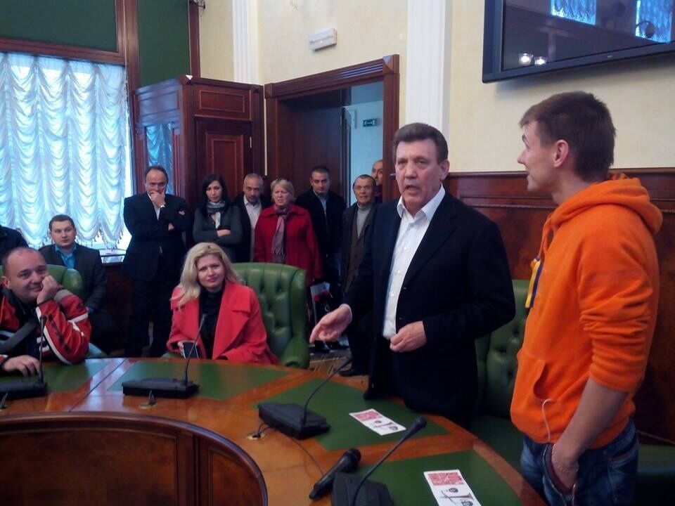 Сергей Кивалов пришел на встречу с активистами. Фото: Віталій Уманець / Facebook