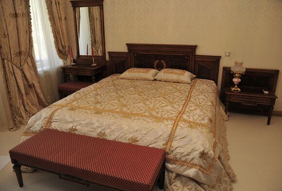 Журналистов пустили в охотничью резиденцию Януковича ''Залесье''. Фоторепортаж