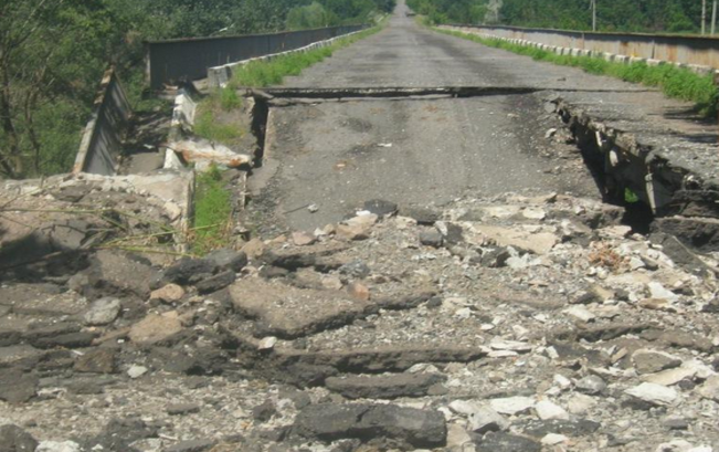 Неизвестные взорвали мост через Северский Донец. Фоторепортаж