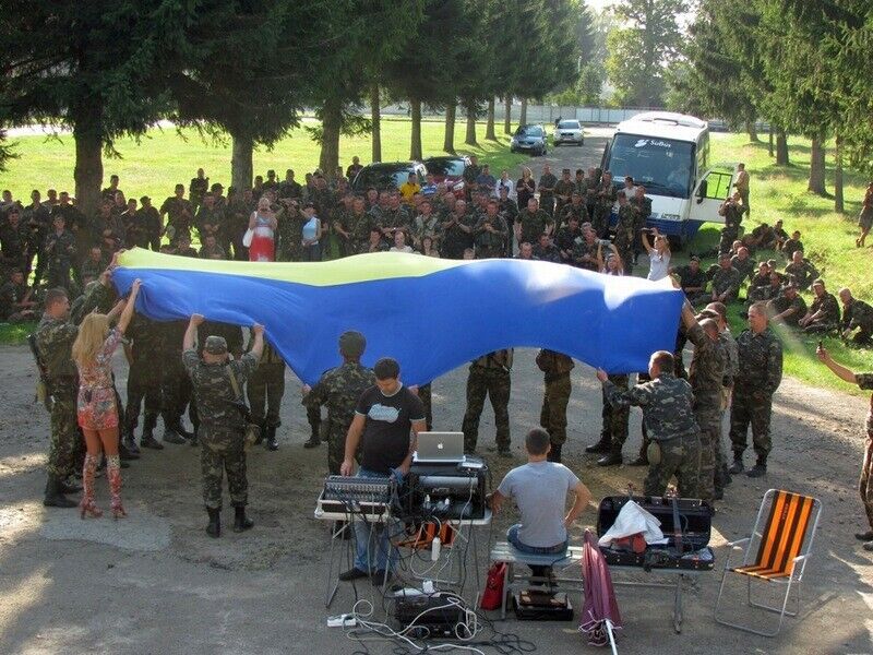 Звезды украинской эстрады и телешоу дали концерт на полигоне во Львовской области. Фоторепортаж