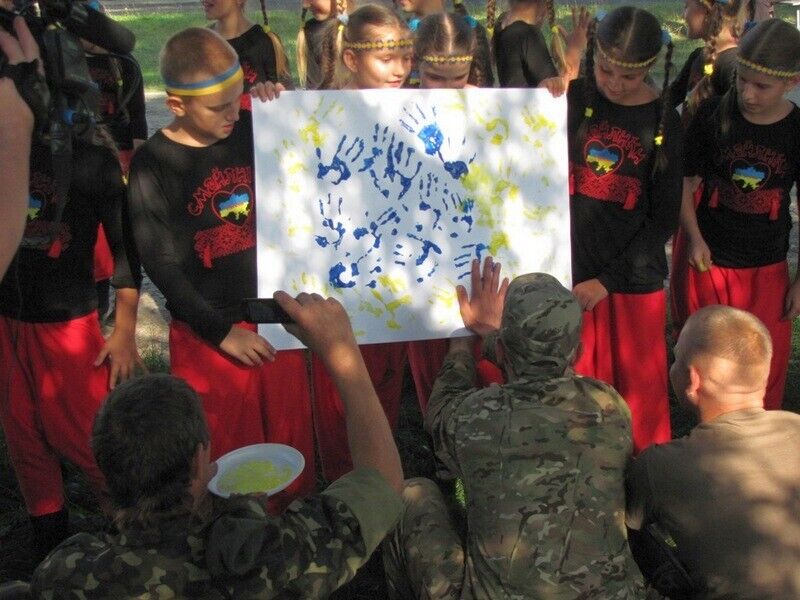 Звезды украинской эстрады и телешоу дали концерт на полигоне во Львовской области. Фоторепортаж