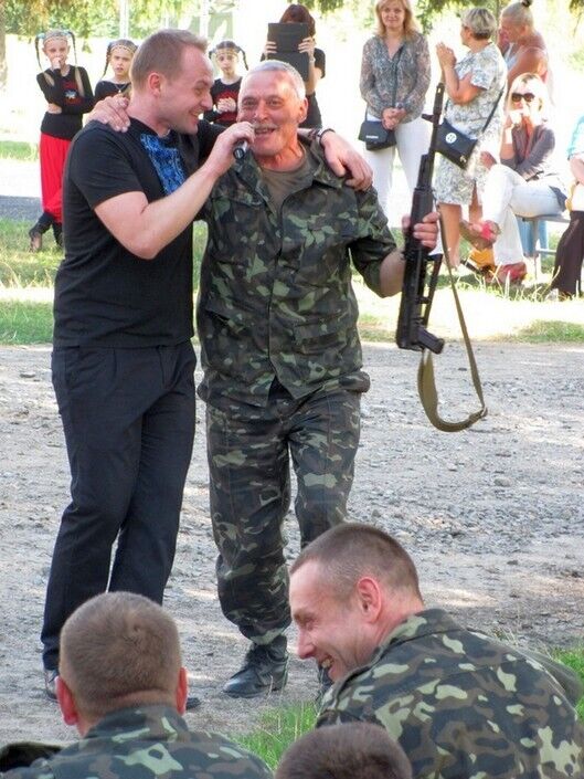 Звезды украинской эстрады и телешоу дали концерт на полигоне во Львовской области. Фоторепортаж