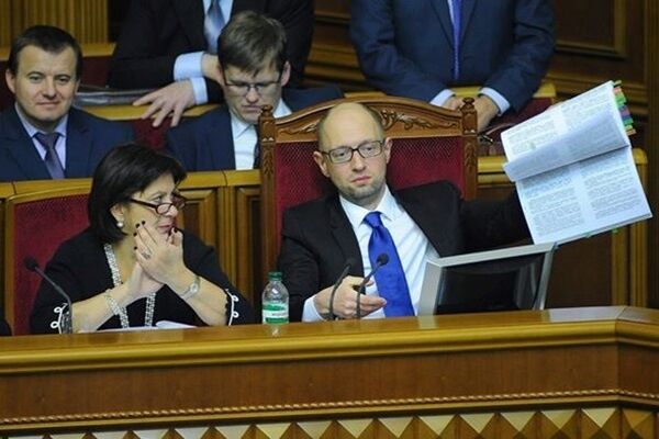 В ответ на просьбу депутата Борислава Березы показать документ бюджета-2015 Арсений Яценюк помахал им из правительственной ложи. Фото: fakty.ua