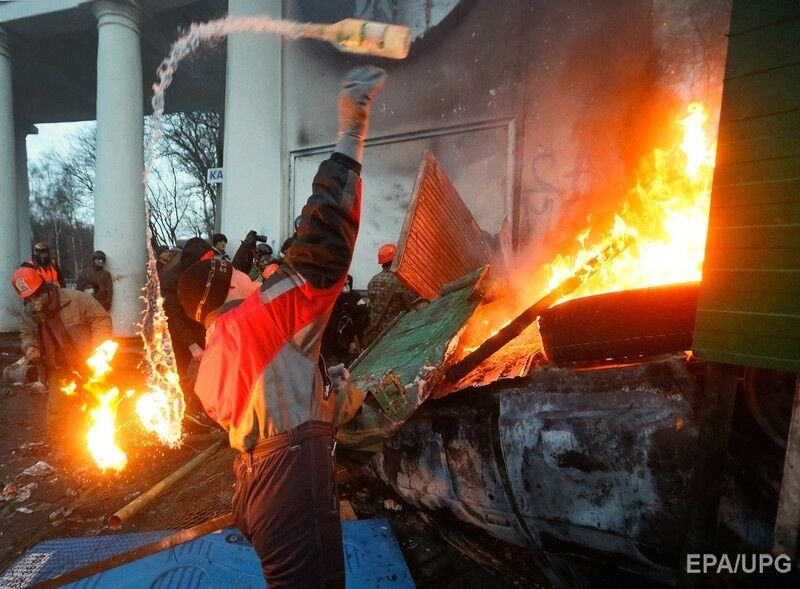 В прошлом году украинцы больше всего интересовались приготовлением коктейля Молотова, который использовали митингующие на Майдане. Фото: EPA