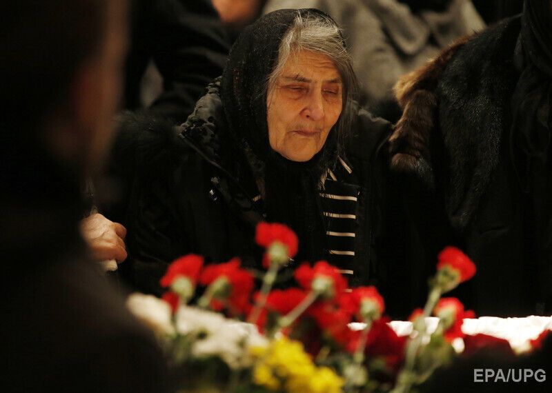 Мама Бориса Немцова 86-летняя Дина Эйдман у гроба сына