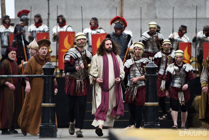 В Лондоне воссоздали сцену распятия Иисуса Христа. Фоторепортаж