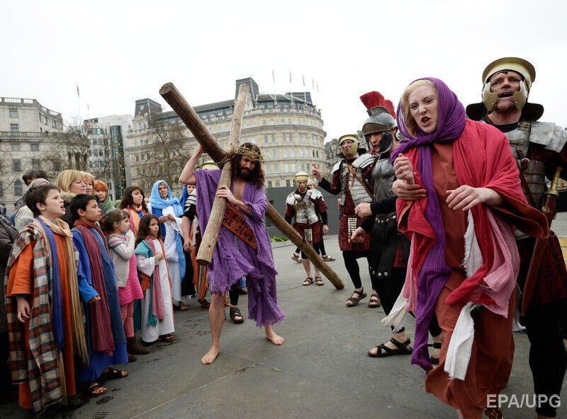 В Лондоне воссоздали сцену распятия Иисуса Христа. Фоторепортаж