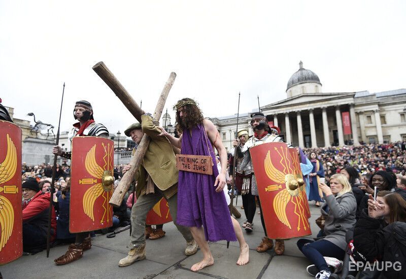 В Лондоне воссоздали сцену распятия Иисуса Христа. Фоторепортаж