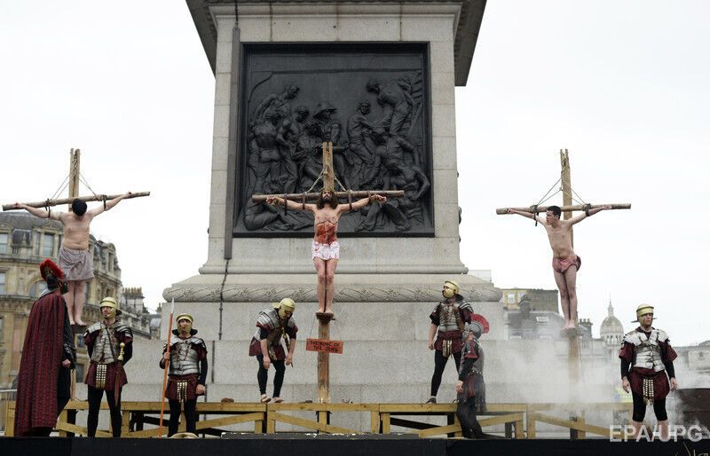 В Лондоне воссоздали сцену распятия Иисуса Христа. Фоторепортаж