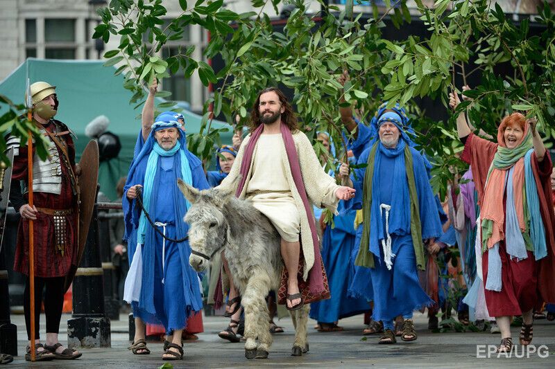 В Лондоне воссоздали сцену распятия Иисуса Христа. Фоторепортаж