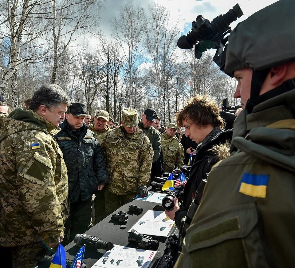 Порошенко осмотрел новую военную технику. Фоторепортаж