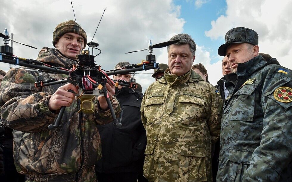 Порошенко осмотрел новую военную технику. Фоторепортаж