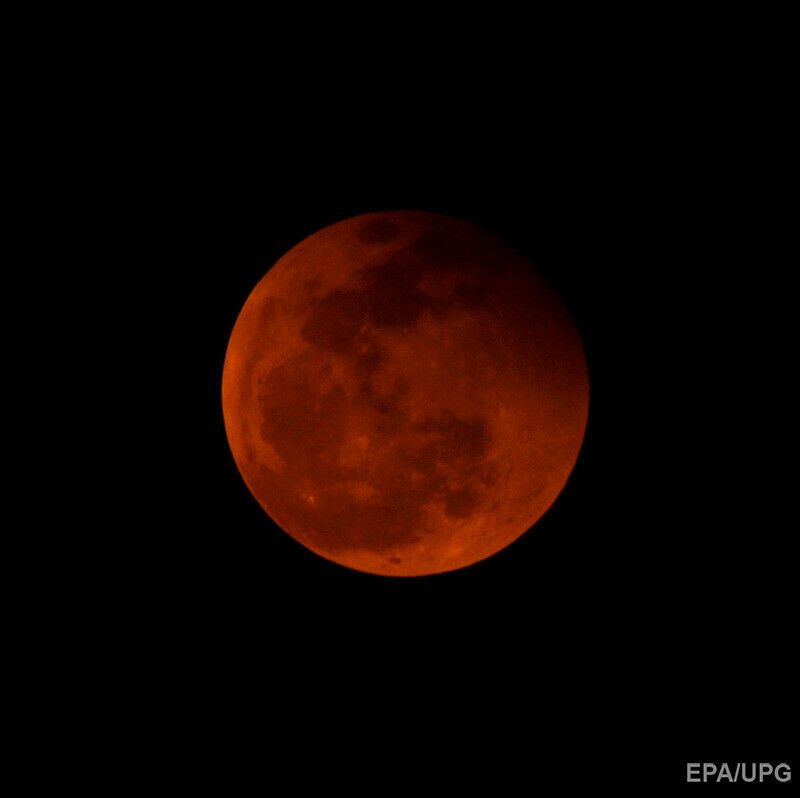 4 апреля прошло самое короткое лунное затмение XXI века. Фоторепортаж