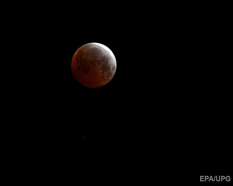 4 апреля прошло самое короткое лунное затмение XXI века. Фоторепортаж