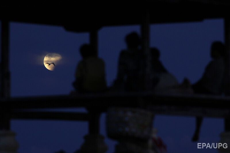 4 апреля прошло самое короткое лунное затмение XXI века. Фоторепортаж