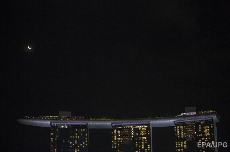 4 апреля прошло самое короткое лунное затмение XXI века. Фоторепортаж