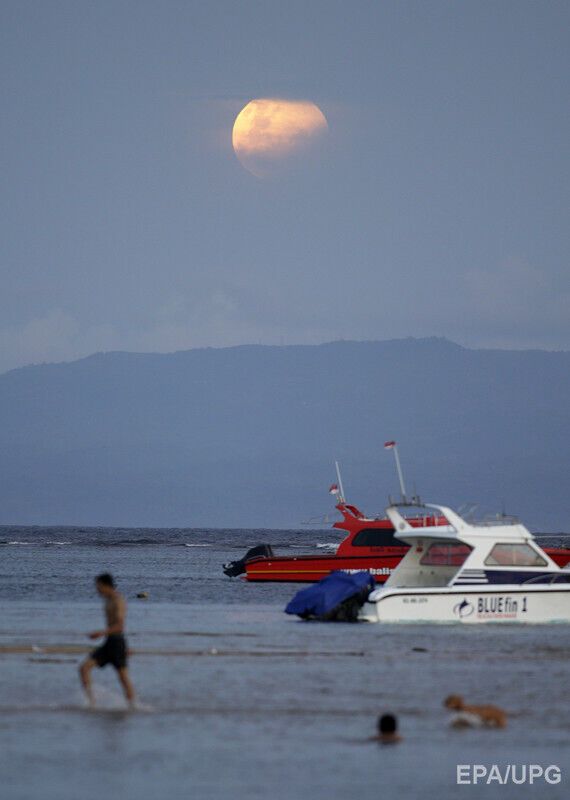4 апреля прошло самое короткое лунное затмение XXI века. Фоторепортаж