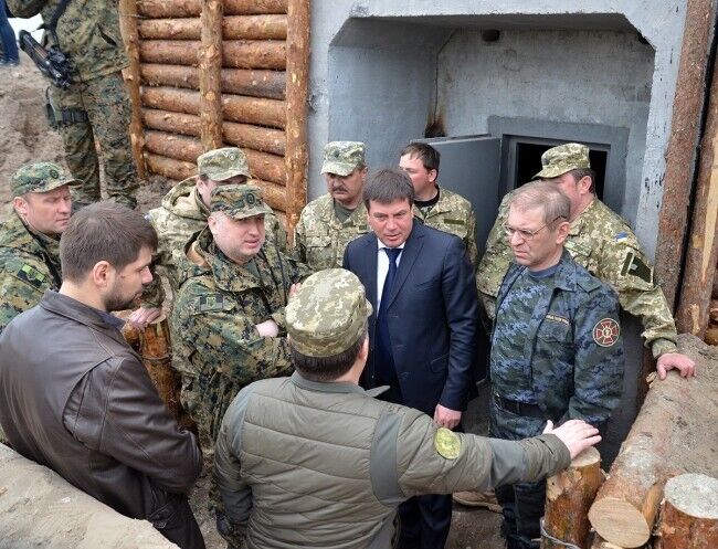 Турчинов принял участие в испытании оборонительных сооружений. Фоторепортаж