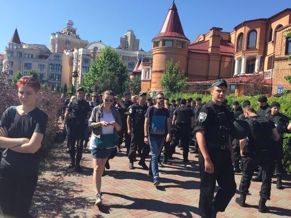 Оболонскую набережную перекрывают в связи с ''Маршем равенства''. Фоторепортаж