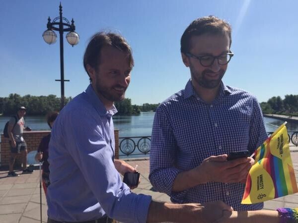 Посол королевства Швеция (слева) участвует в Марше равенства