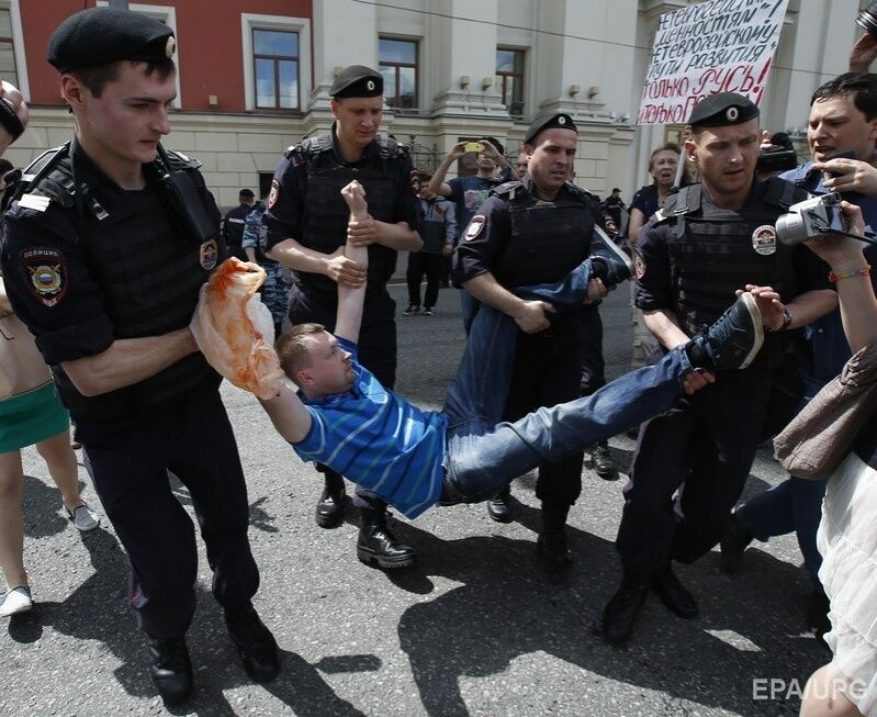 Полицейские задерживают ЛГБТ-активистов на параде в Москве 30 мая 2015 года. Фото: ЕРА