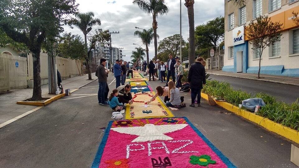 В Бразилии улицы украшены украинскими трезубцами. Фоторепортаж