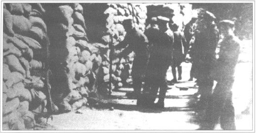 Сооружение баррикады из мешков с песком поперек Брест-Литовского шоссе (проспект Победы). Киев 1941 г. Фото: borisfen70.livejournal.com