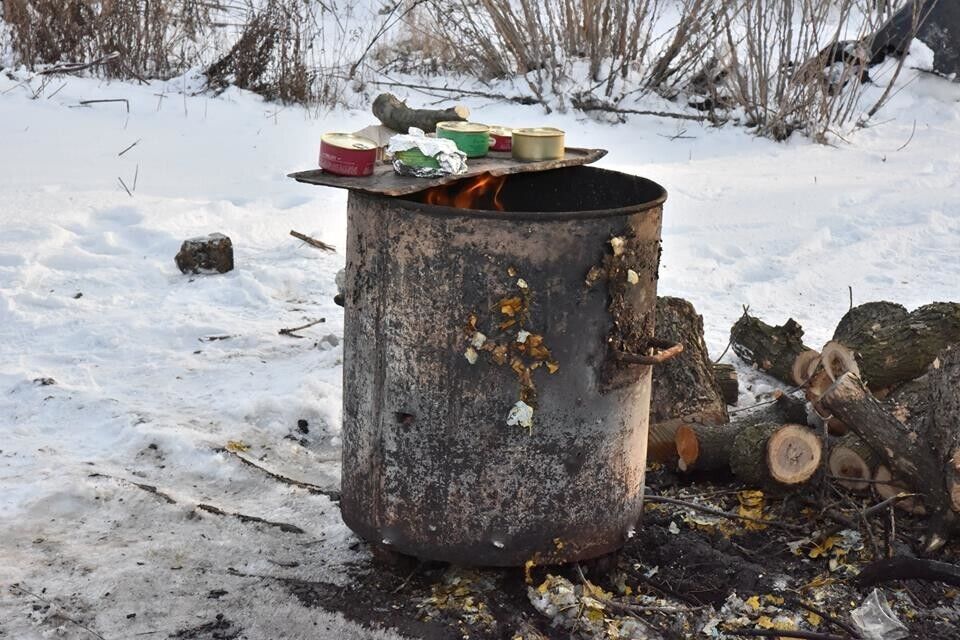 Аброськин показал, как полицейские встречают Новый год на пункте пропуска в Марьинке. Фоторепортаж