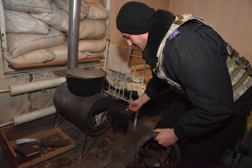 Аброськин показал, как полицейские встречают Новый год на пункте пропуска в Марьинке. Фоторепортаж