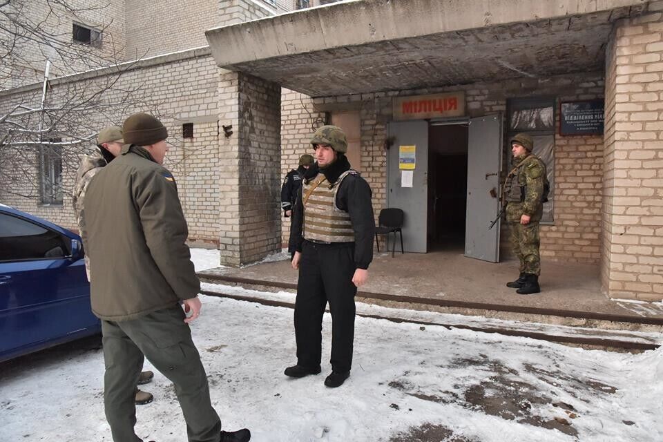 Аброськин показал, как полицейские встречают Новый год на пункте пропуска в Марьинке. Фоторепортаж