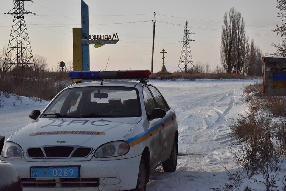 Аброськин показал, как полицейские встречают Новый год на пункте пропуска в Марьинке. Фоторепортаж