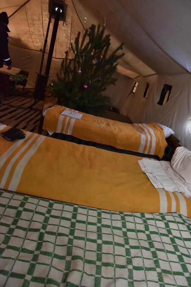 Аброськин показал, как полицейские встречают Новый год на пункте пропуска в Марьинке. Фоторепортаж