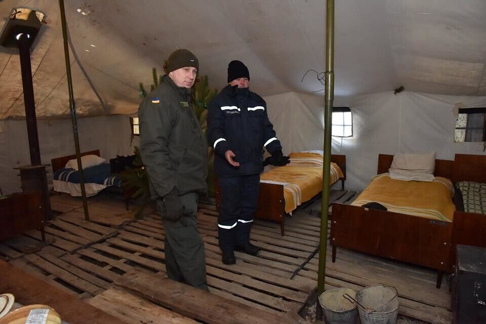 Аброськин показал, как полицейские встречают Новый год на пункте пропуска в Марьинке. Фоторепортаж