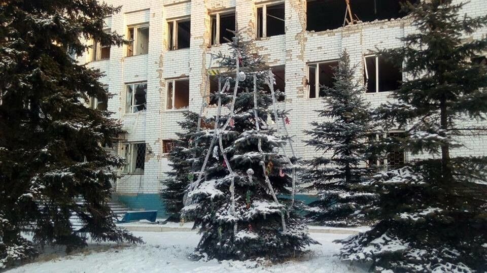 Аброськин показал, как полицейские встречают Новый год на пункте пропуска в Марьинке. Фоторепортаж