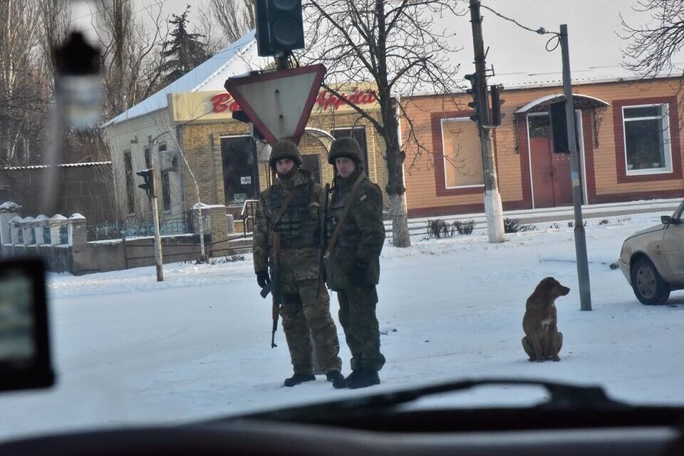 Аброськин показал, как полицейские встречают Новый год на пункте пропуска в Марьинке. Фоторепортаж