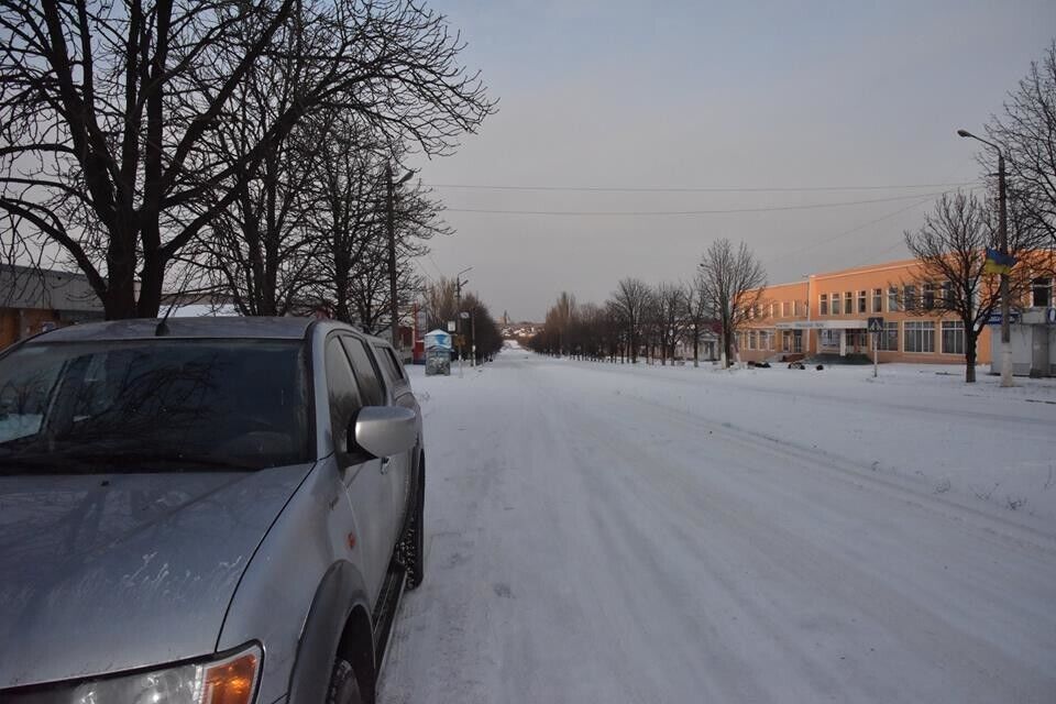 Аброськин показал, как полицейские встречают Новый год на пункте пропуска в Марьинке. Фоторепортаж