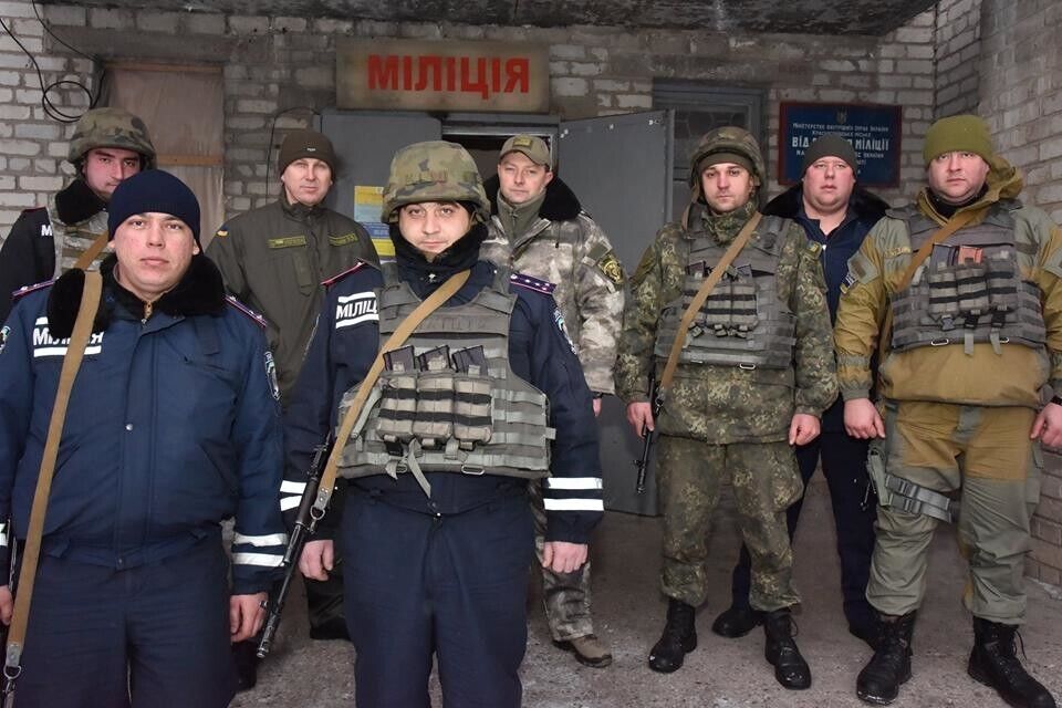 Аброськин показал, как полицейские встречают Новый год на пункте пропуска в Марьинке. Фоторепортаж