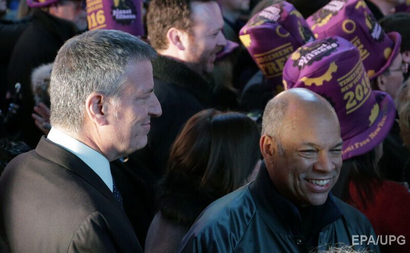 Мэр Нью-Йорка Билл де Блазио (слева)