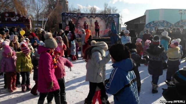 В первый день нового года жителей Керчи развлекали медведь и обезьяна