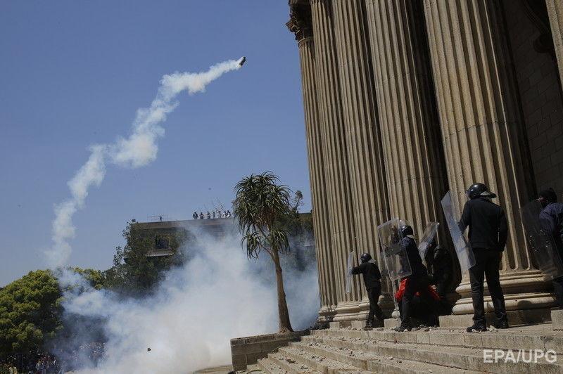 В ЮАР полиция применила слезоточивый газ против студентов, митингующих за бесплатное образование. Фоторепортаж