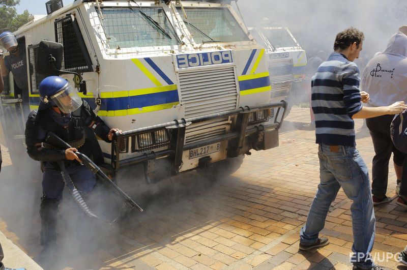 В ЮАР полиция применила слезоточивый газ против студентов, митингующих за бесплатное образование. Фоторепортаж