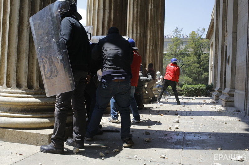 В ЮАР полиция применила слезоточивый газ против студентов, митингующих за бесплатное образование. Фоторепортаж