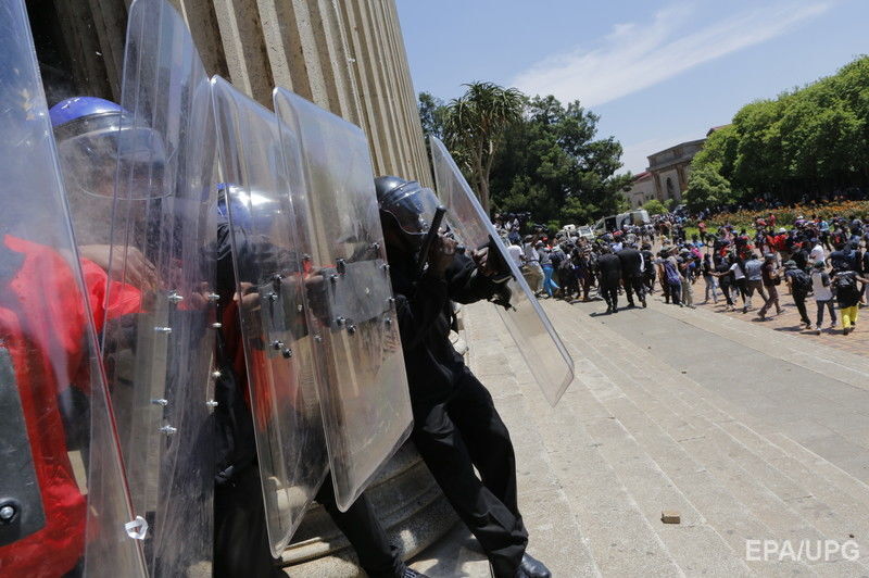 В ЮАР полиция применила слезоточивый газ против студентов, митингующих за бесплатное образование. Фоторепортаж
