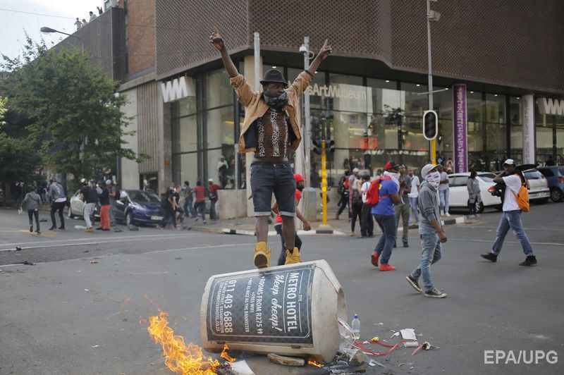 В ЮАР полиция применила слезоточивый газ против студентов, митингующих за бесплатное образование. Фоторепортаж