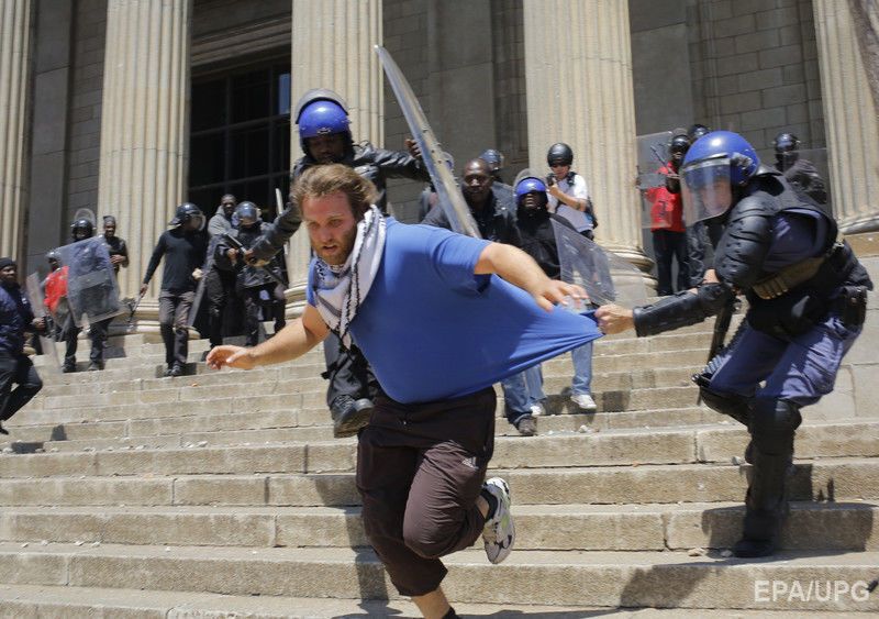 В ЮАР полиция применила слезоточивый газ против студентов, митингующих за бесплатное образование. Фоторепортаж