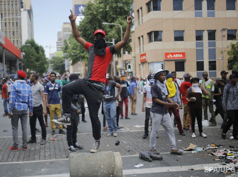 В ЮАР полиция применила слезоточивый газ против студентов, митингующих за бесплатное образование. Фоторепортаж