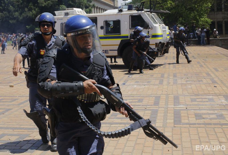 В ЮАР полиция применила слезоточивый газ против студентов, митингующих за бесплатное образование. Фоторепортаж