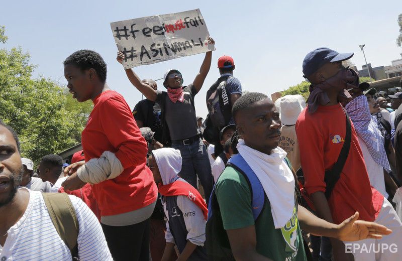 В ЮАР полиция применила слезоточивый газ против студентов, митингующих за бесплатное образование. Фоторепортаж